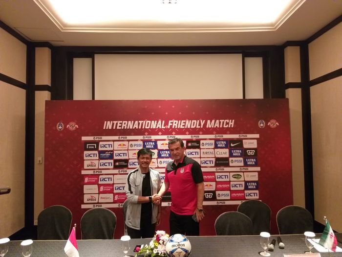 Pelatih timnas U-22 Indonesia dan timnas U-23 Iran, Indra Sjafri serta Hamid Estili saat jumpa pers di Bali, Selasa (12/11/2019).