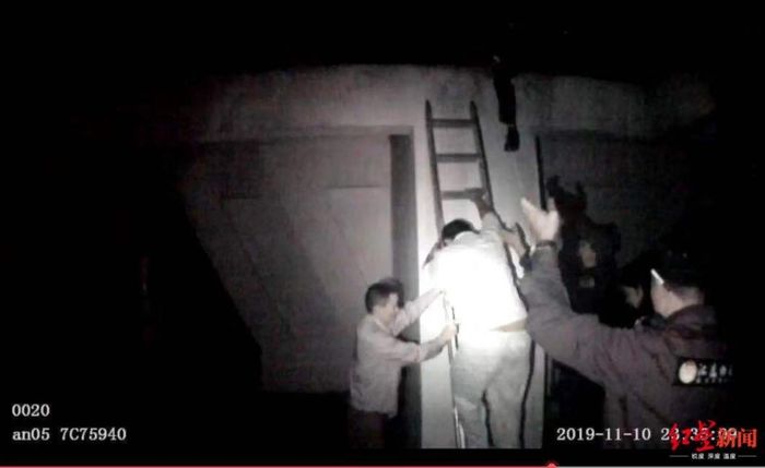 Wang berhasil dibujuk polisi mengurungkan niatnya untuk bunuh diri.