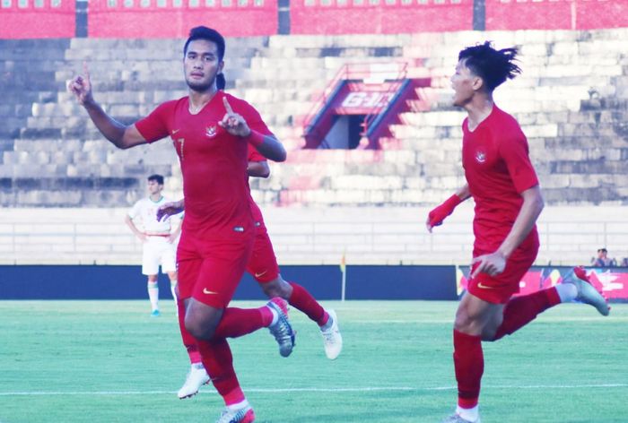 Para pemain timnas U-22 Indonesia merayakan gol yang dicetak Muhammad Rafli (tengah) pada laga kontra Iran di Stadion Kapten I Wayan Dipta, Bali, Rabu (13/11/2019).