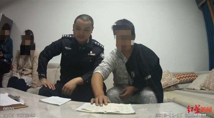 Wang (kanan) bersama petugas kepolisian.