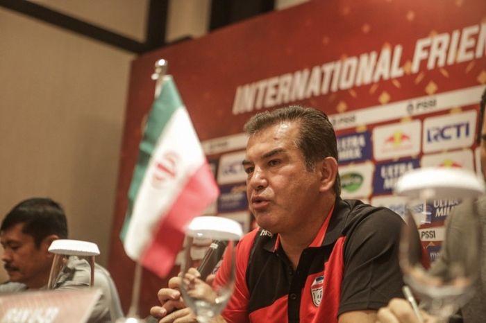 Pelatih timnas U-22 Iran, Hamid Estili saat jumpa pers menjelang laga uji coba melawan timnas U-22 Indonesia.