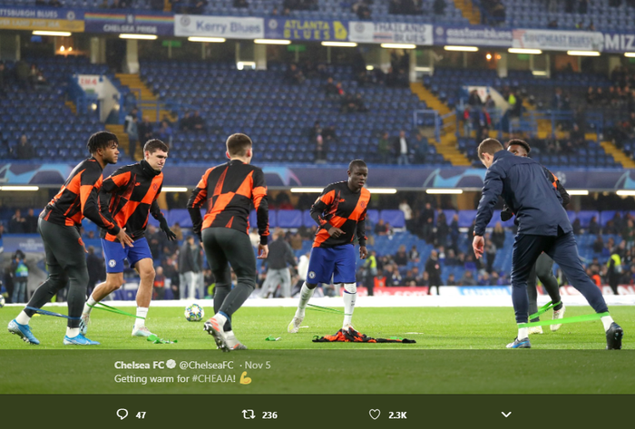 Para pemain Chelsea, saat melakukan pemanasan sebelum laga melawan Ajax Amsterdam di Liga Champions  pada Rabu (6/11/2019).