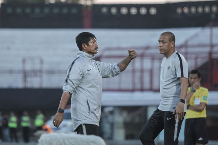 Pelatih dan Asisten pelatih timnas U-22 Indonesia, Indra Sjafri serta Nova Arianto pada laga persahabatan kontra timnas U-23 Iran, di Stadion Kapten I Wayan Dipta, Gianyar, Rabu (13/11/2019).