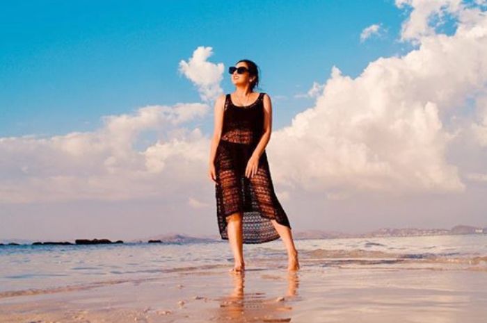 Penampilan seksi Ashanty istri Anang Hermansyah saat di pantai kenakan paduan bikini dan outer transparan yang curi perhatian