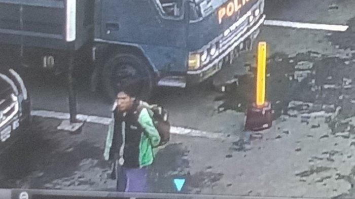 Sosok Pelaku Bom Bunuh Diri Polrestabes Medan Terekam CCTV, Pakai Jaket Ojol dan Bawa Ransel.
