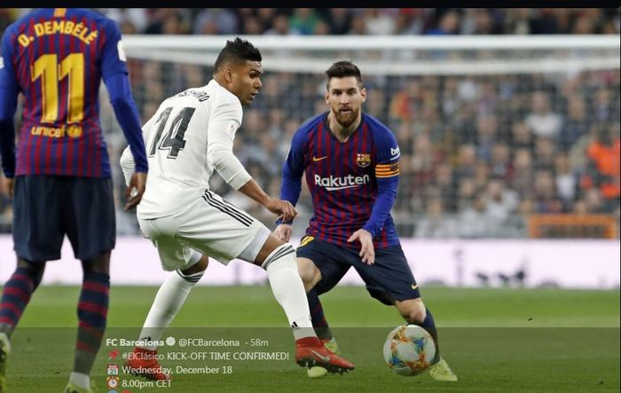 Lionel Messi dan Casemiro bertarung dalam laga el clasico antara Barcelona vs Real Madrid.