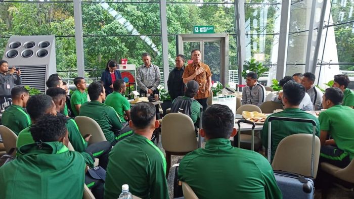 ketua Umum PSSI, Mochamad Iriawan alias Iwan Bule memberikan motivasi ke skuad timnas Indonesia di Kuala Lumpur, Selasa (12/11/2019).