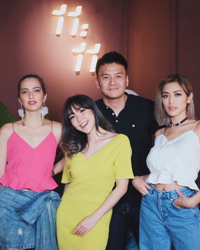 Penampilan Nia Ramadhani dan Jedar berfoto bersama Gisel dan Wijin