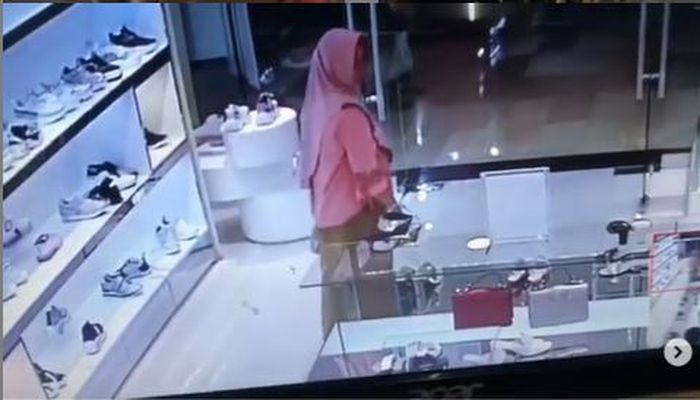 Gerak-gerik mencurigakan emak-emak