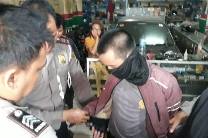 Pria yang mengaku jadi polisi hingga berhentikan pengendara motor saat diamankan di bengkel warga