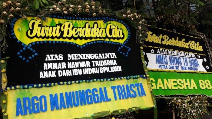 Karangan bunga di kediaman korban.