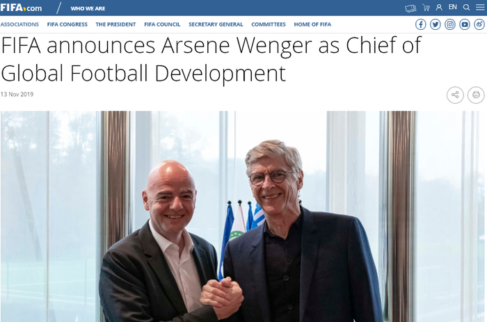 Arsene Wenger berfoto bersama Gianni Infantino setelah resmi ditunjuk sebagai anggota baru FIFA.