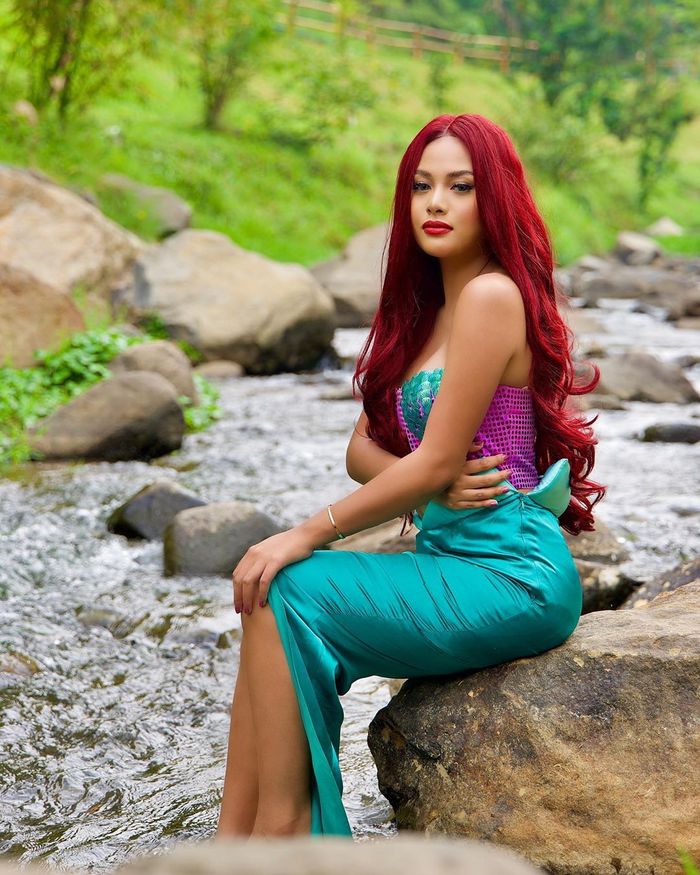 Tampilan Aurel Hermansyah saat bergaya mermaid bak Princess Ariel