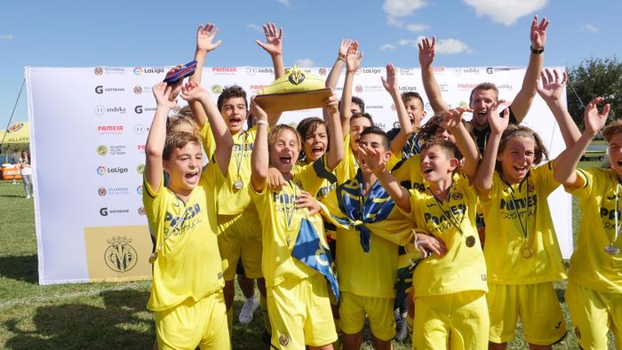 Para pemain tim muda Villarreal, Alevin A, keluar sebagai juara Villarreal Yellow Cup Miami.