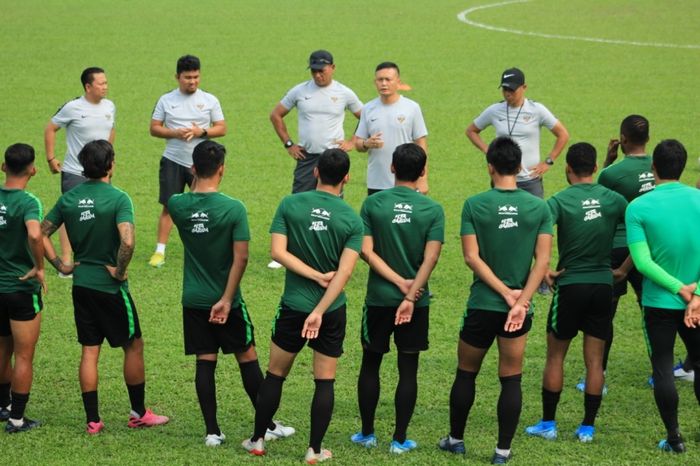 Yeyen Tumena saat menjadi asisten pelatih timnas Indonesia. Ia tampak memimpin latihan skuad Garuda di lapangan PKNS, Petaling Jaya.