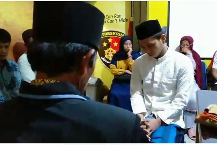 Seorang tahanan melangsungkan pernikahannya di ruang Reskrim Polres Palopo, Jumat (15/11/2019)