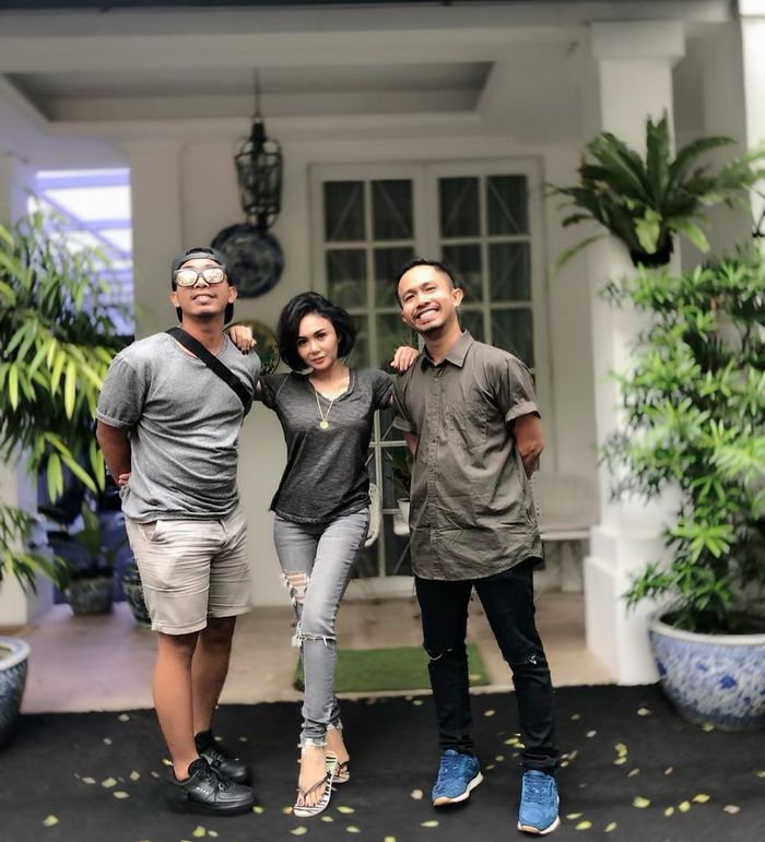 Yuni Shara justru tak ragu untuk tampil sederhana mengenakan sandal jepit