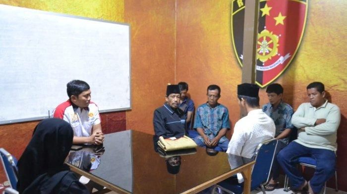 Sepasang Kekasih Menikah di dalam tahanan Mapolres Palopo Jl Opu To Sappaile, Kecamatan Wara, Kota Palopo, Jumat (15/11/2019). 