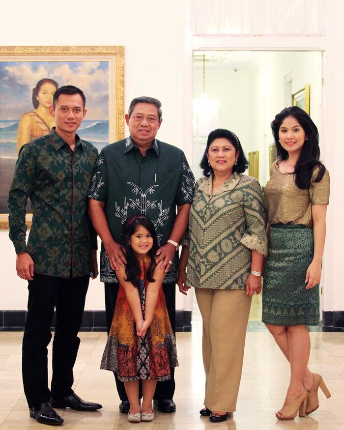 Annisa Pohan tampak berfoto bersama keluarga lengkap dengan ibu Ani Yudhoyono, saat dirinya masih berusia awal 30-an tahun
