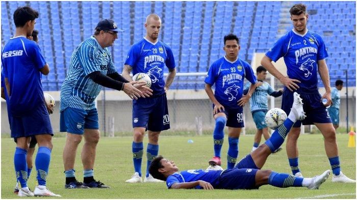 Pelatih Persib Bandung, Robert Rene Alberts, memimpin latihan anak asuhnya di Stadion Si Jalak Harupat, Kabupaten Bandung pada Minggu (17/11/2019).