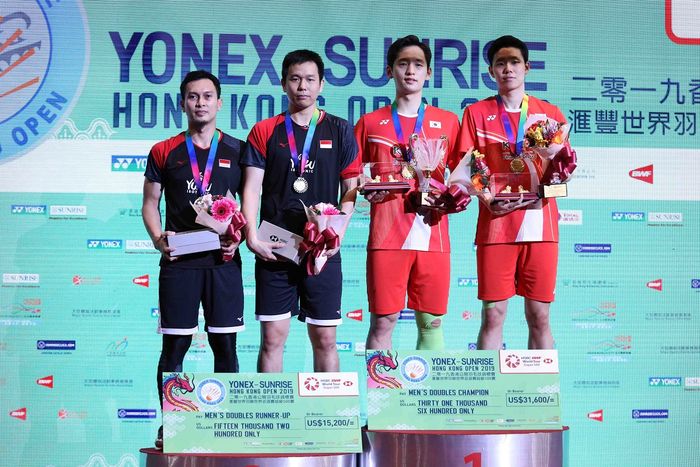 Pasangan ganda putra Indonesia, Mohammad Ahsan/Hendra Setiawan, berpose di podium runner-up Hong Kong Open 2019 bersama pasangan juara, Choi Solgyu/Seo Seung-jae (Korea Selatan).