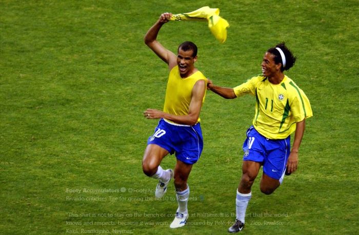 Rivaldo (kiri) dan Ronaldinho saat membela timnas Brasil.