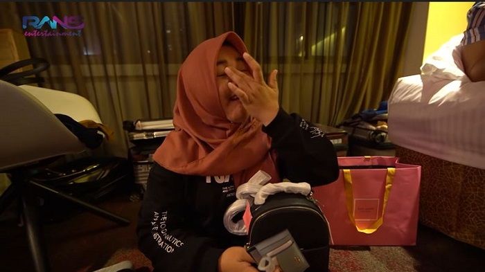 Lala, pengasuh Rafathar menangis usai dapat kado tas branded dari Nagita Slavina