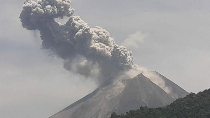 Gunung Merapi kembali meletus pada Minggu (17/11/2019) siang pukul 10.46 WIB dengan tinggi kolom 1000 meter.