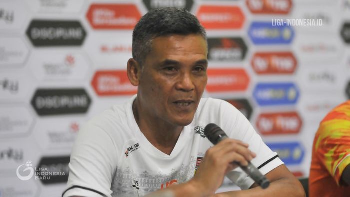 Pelatih Persiraja Banda Aceh, Hendri Susilo, memberikan keterangan saat jumpa pers setelah laga kontra Sriwijaya FC pada babak delapan besar Liga 2 2019.