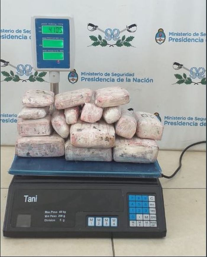 Sebanyak 14 bungkusan ganja diselundupkan pasangan muda ketika melintasi perbatasan Argentina dan Chili