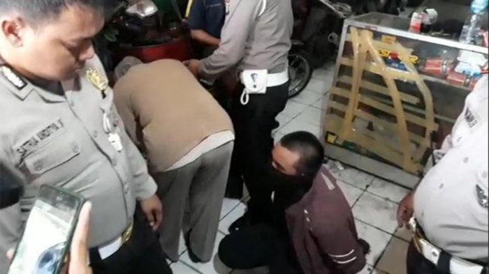 Anggota Polsek Ciputat menginterogasi polisi gadungan bergaya bak Polantas yang menilang sejumlah pengendara yang melawan arus di kolong flyover Ciputat, Tangerang Selatan, Rabu (13/11/2019).