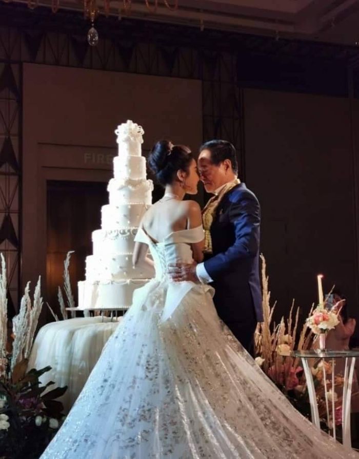 Pengantin beda usia 50 tahun.