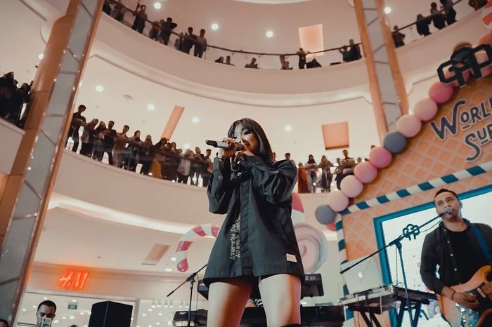 Penampilan seksi Marion Jola yang mencuri perhatian karena dinilai tak seperti pakai celana saat manggung di mall