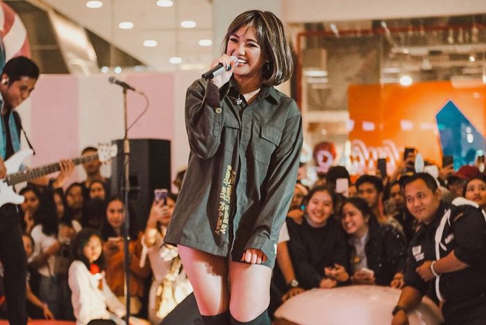 Penampilan seksi Marion Jola yang mencuri perhatian karena dinilai tak seperti pakai celana saat manggung di mall