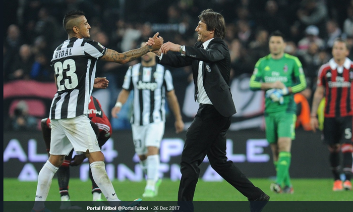 Arturo Vidal (Kiri) dan Antonio Conte saat masih membela Juventus