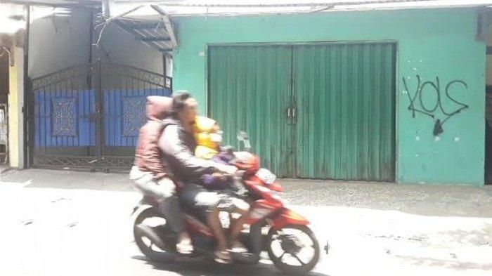 Lokasi HF (32) bakar diri, di jalan Kramat Ganceng, Kelurahan Lubang Buaya, Kecamatan Cipayung, Jakarta Timur.