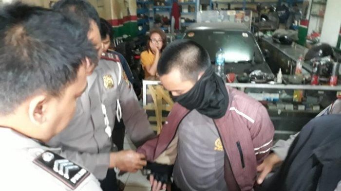 Polisi gadungan diamankan aparat Polsek Ciputat, di kolong flyover Ciputat, Tangerang Selatan, Rabu (13/11/2019).