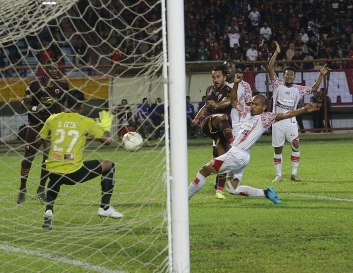 Proses terjadinya gol pemain PSM Makassar, Ezra Walian, ke gawang Persipura Jayapura dalam laga tunda pekan ke-4 Liga 1 2019 di Stadion Andi Matalatta, Senin (18/11/2019).