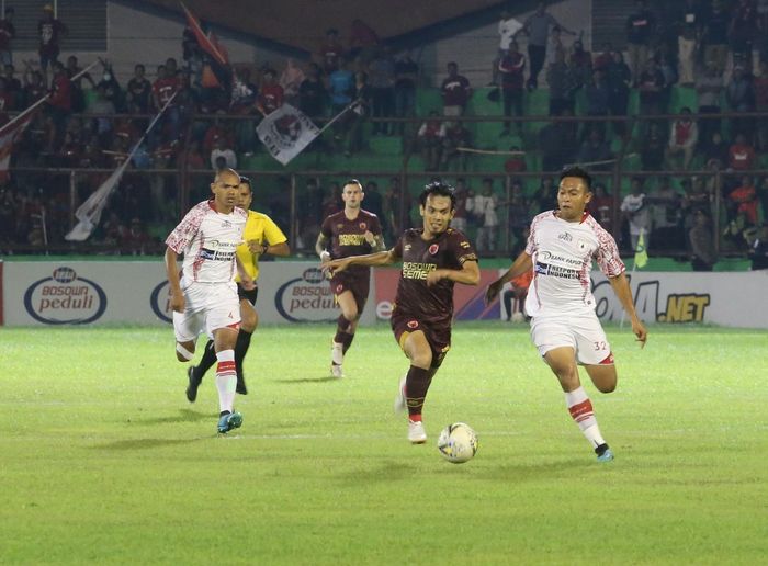 Suasana pertandingan PSM Makassar melawan Persipura Jayapura di Stadion Andi Matalatta, Makassar, Senin (18/11/2019).