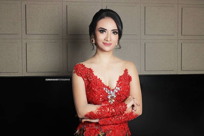 Penampilan cantik Vanessa Angel saat berkebaya