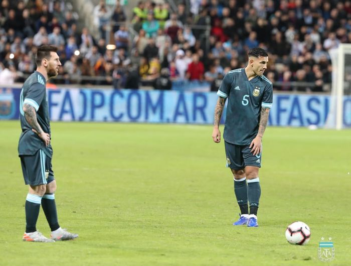 Lionel Messi tengah mengambil ancang-ancang melakukan tendangan bebas pada laga persahabatan Argentina vs Uruguay di Tel Aviv, 18 November 2019.