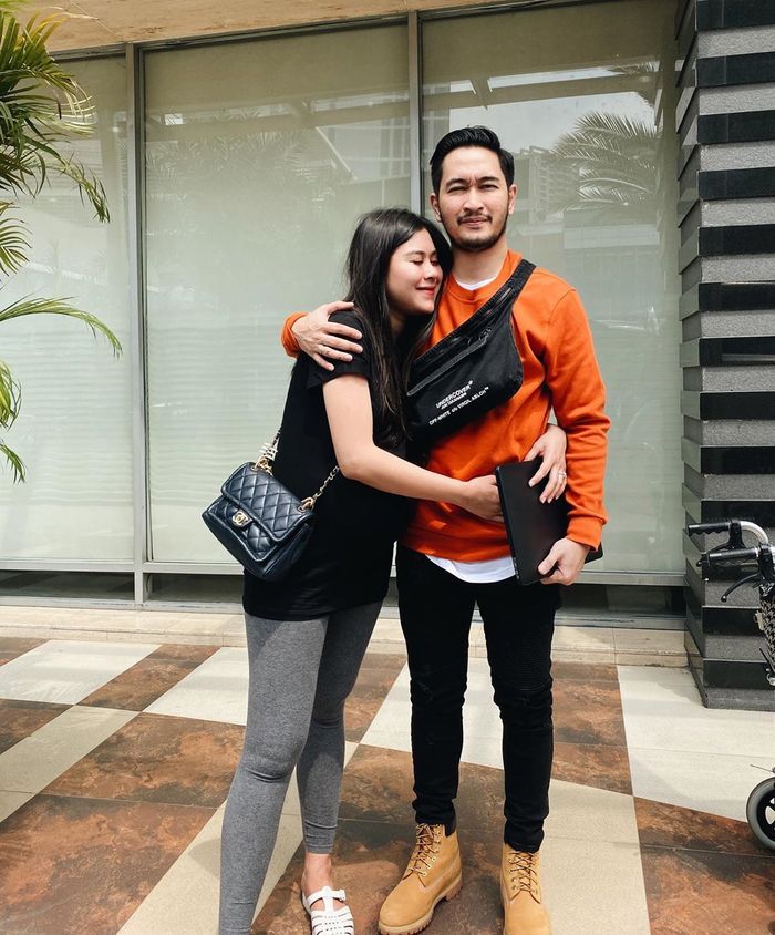 Syahnaz Sadiqahmemilih bergaya simpel mengenakan celana legging ketat warna abu-abu
instagram.com/syahnazs