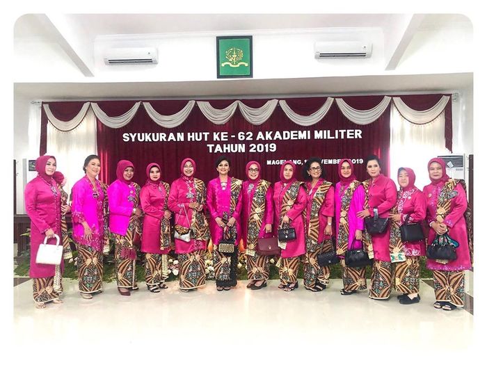 Bella Saphira tampil cantik berkebaya pink