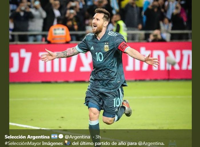 Megabintang timnas Argentina, Lionel Messi, merayakan gol yang dicetak ke gawang timnas Uruguay dalam laga persahabatan di Stadion Bloomfield, Senin (18/11/2019).