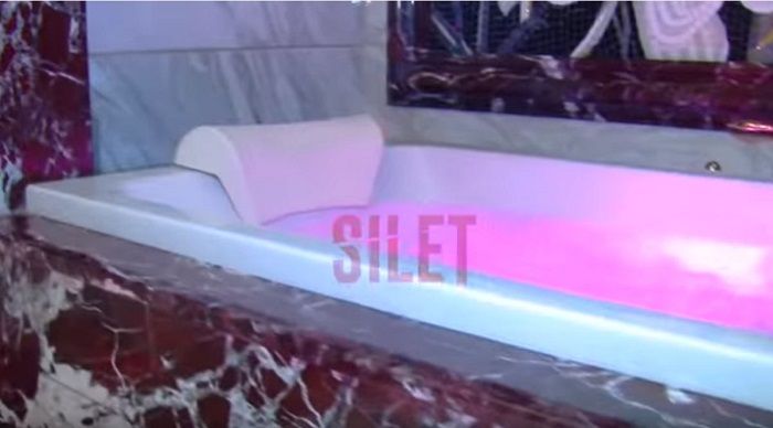 Kamar mandi di rumah Helena Lim