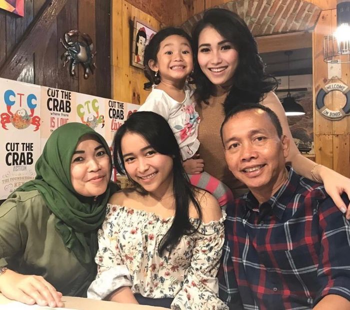 Keluarga <a href='https://pontianak.tribunnews.com/tag/ayu-ting-ting' title='Ayu Ting Ting'>Ayu Ting Ting</a>