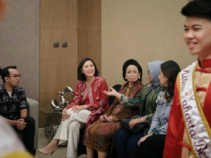 Veronica Tan mengunggah foto terbarunya kenakan paduan long coat yang berbeda