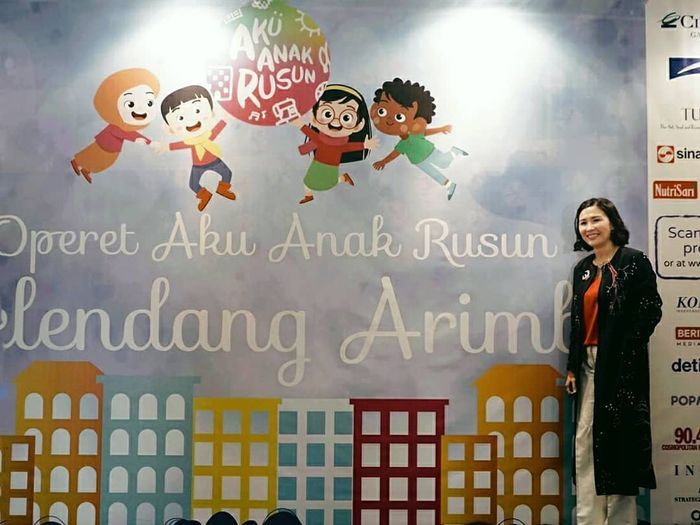 OOTD Veronica Tan dengan long coat biru di acara Operet Aku Anak Rusun