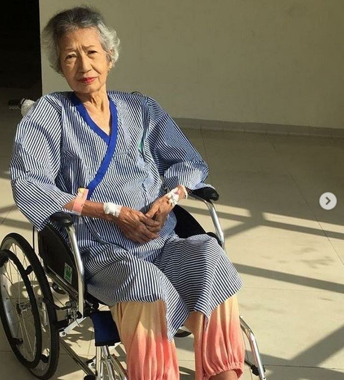 Aktris senior Ade Irawan saat dirawat di rumah sakit karena masalah pada paru-paru. 