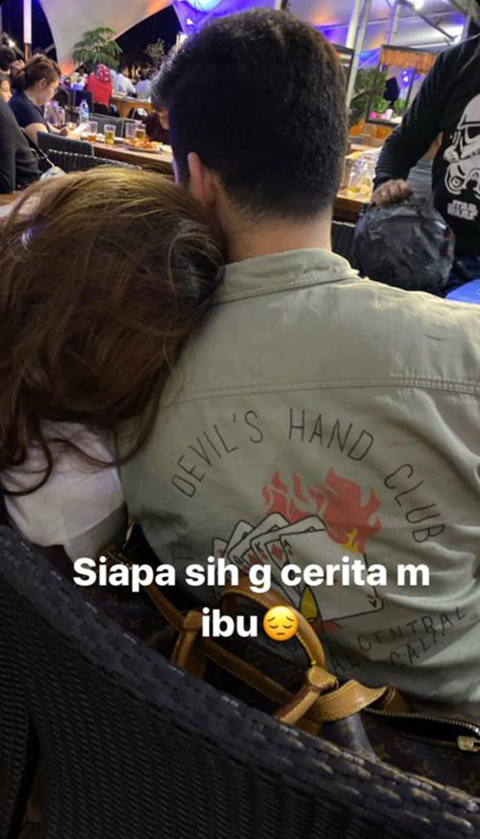 Ayu Ting Ting bersandar dengan seorang pria